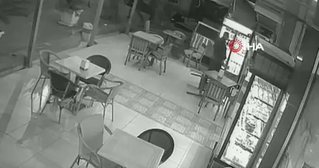 Elinde bıçakla müşterilere saldıran alkollü şahıs herkesi korkuttu