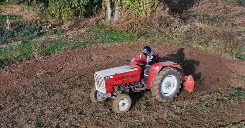 Gören şaştı kaldı: 67 yaşındaki çiftçi yeni yönetmeliğe göre hazırlanıp tarlasını sürdü