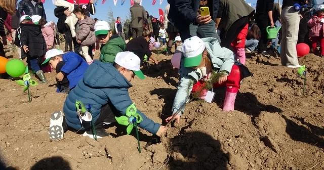Burdur da Geleceğe nefes insanlığa nefes diyerek 13 bin fidan toprakla buluşturuldu Burdur Haberleri