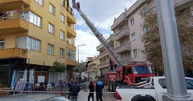 Gelibolu da sağanak nedeniyle 5 katlı binanın çatısında hasara oluştu Çanakkale Haberleri