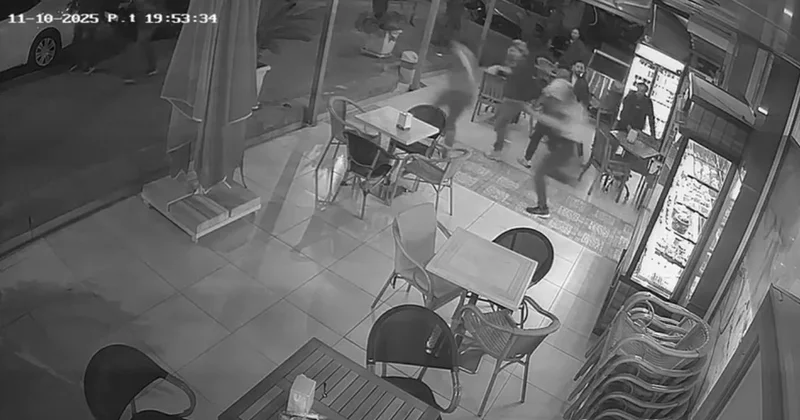 SON DAKİKA... İzmir de alkollü şahıs dehşet saçtı! Elindeki bıçakla müşterilere saldırdı: O anlar kamerada!