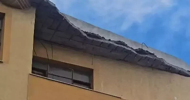 Çanakkale de 5 katlı binanın çatısının bir kısmı sağanak nedeniyle çöktü