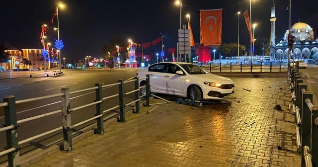 Seyir halindeyken uyuyan otomobil sürücüsü bariyerlere girdi Kayseri Haberleri