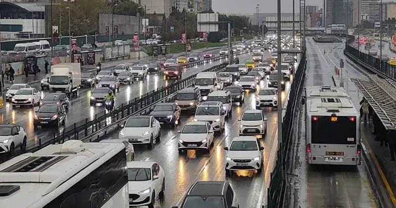 İstanbul da yağmur etkili oldu, trafikte yoğunluk yaşandı