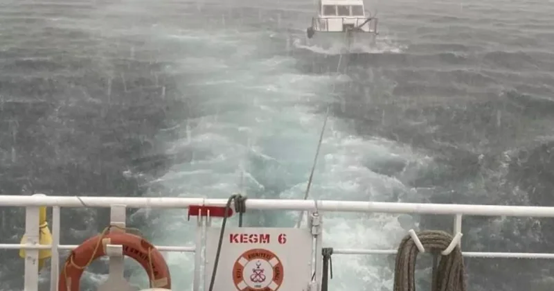 Çanakkale Boğazı’nda makine arızası yaparak sürüklenen tekne kurtarıldı