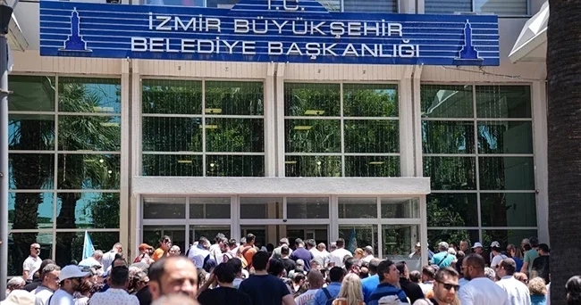 Sosyal haklarını alamayan İzmir Büyükşehir Belediyesi işçileri oturma eylemi başlattı