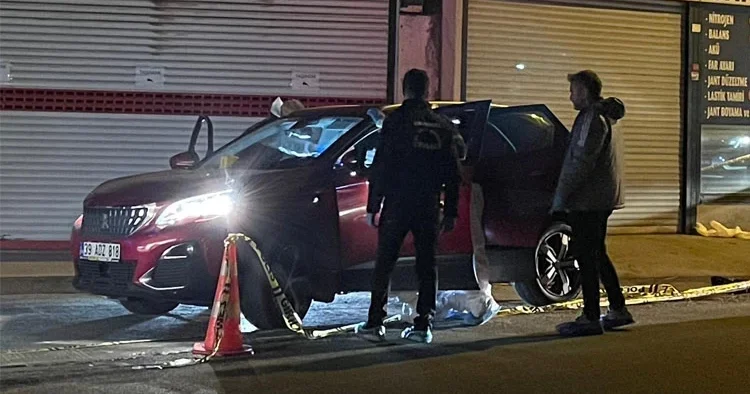 İstanbul da otomobilde kanlı tartışma! 2 ölü, 1 ağır yaralı