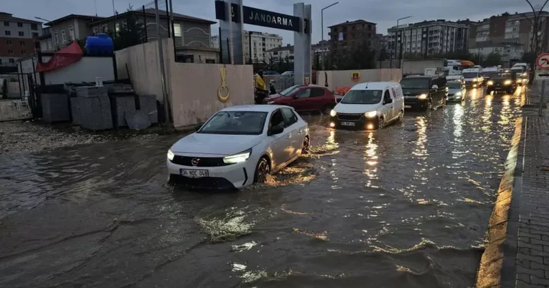 Çerkezköy’de sağanak yağış hayatı felç etti