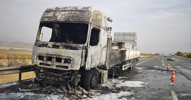 Malatya da briket yüklü tırda çıkan yangın söndürüldü Malatya Haberleri