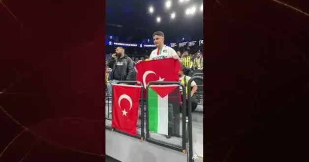 Fenerbahçeli taraftarlardan Maccabi maçı öncesi Filistin göndermesi