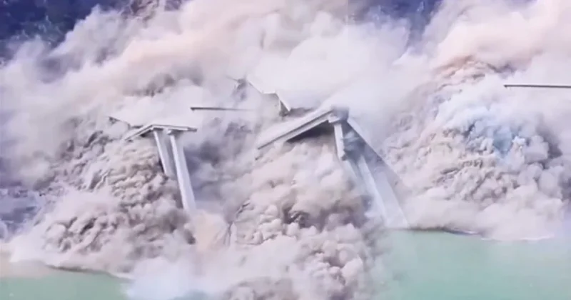 Birkaç ay önce açılan köprü saniyeler içinde çöktü Sözcü Gazetesi