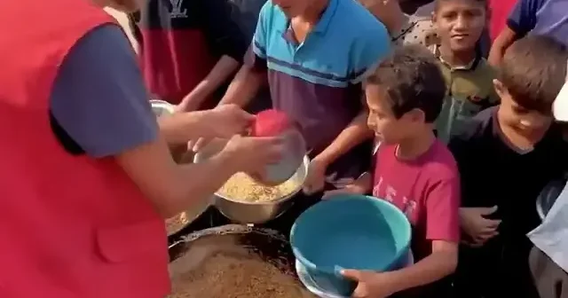 Şefkat Eli Derneği Gazzelilerin yüzünü güldürdü: Binlerce kişiye kıymalı pilav ulaştırıldı VİDEO İZLE