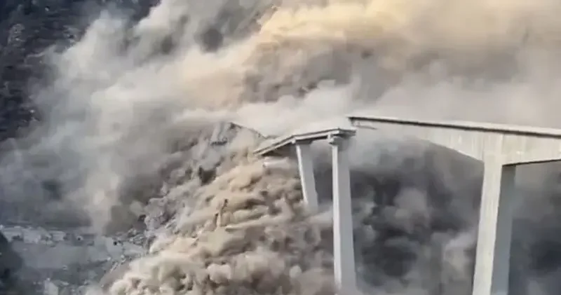 Çin de köprü kısmen çöktü