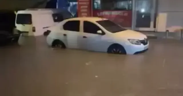 Sultangazi de yağış sonrası araçlar mahsur kaldı VİDEO İZLE
