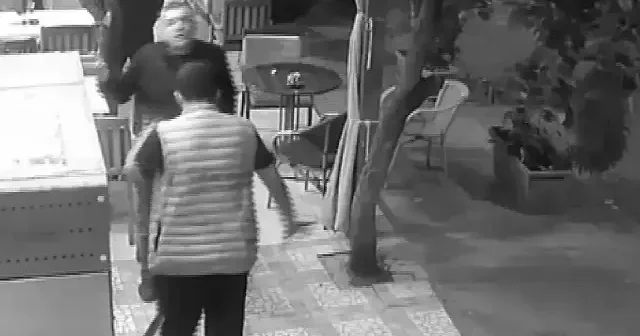 Pastanede dehşet anları: Elinde bıçakla müşterilere saldırdı VİDEO İZLE