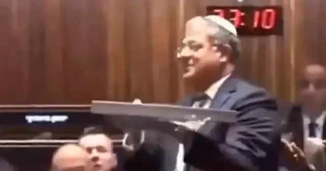 Katil İsrail Parlamentosu’nda skandal hamle: Siyonist Bakan Ben Gvir Filistinli esirlere idam kararını tatlı dağıtarak kutladı VİDEO İZLE