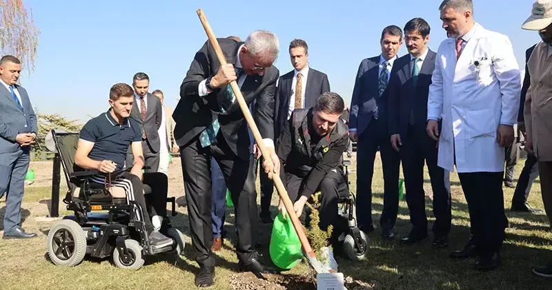 Bakan Memişoğlu, gazilerle fidan dikti