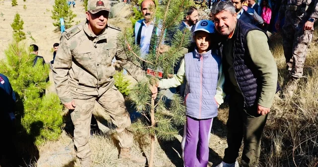 Tuğgeneral Öz, şehit yakınlarıyla fidan dikti Hakkari Haberleri