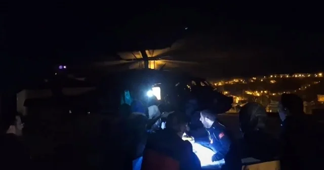 Yüksekten düşen genç, jandarma helikopteriyle kurtarıldı Bahçesaray da talihsiz kaza: 4 metreden düşerek ağır yaralandı Van Haberleri