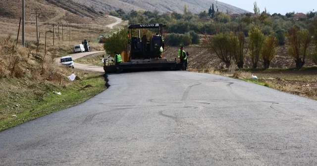 Dinar ın köylerinde sıcak asfalt çalışmaları başladı Afyonkarahisar Haberleri