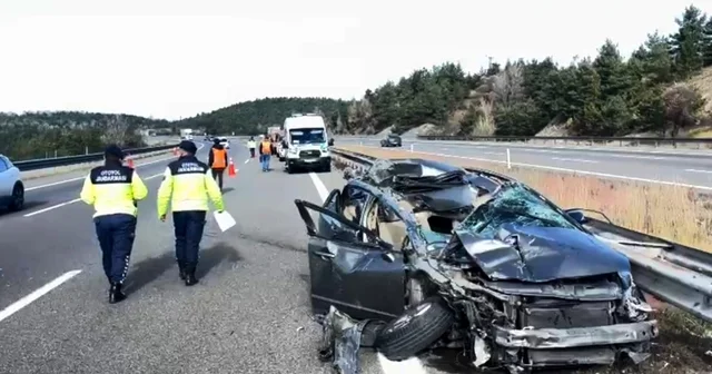Otomobil, otoyolda kamyona çarptı; 3 yaralı Bolu Haberleri