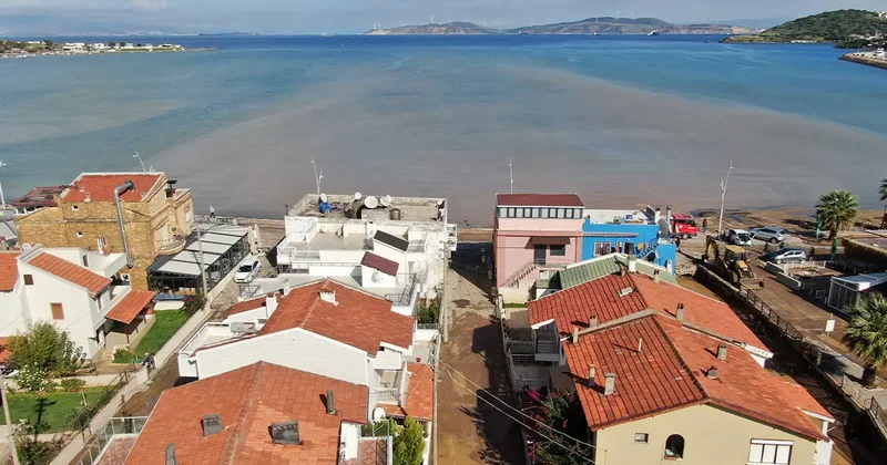 Foça da sel suları denizin rengini değiştirdi