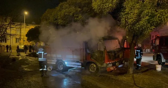 Park halinde alev alan kamyon hareket etti Kayseri de park halindeki 2 araç alev aldı Kayseri Haberleri
