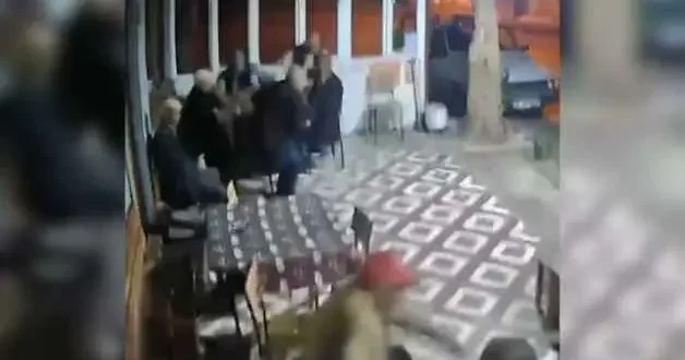 Depreme kahvehanede yakalandılar: Çayını elinden bırakmadı!