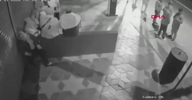 Ankara da otomobil durağa daldı: 6 yaralı; kaza anı kamerada