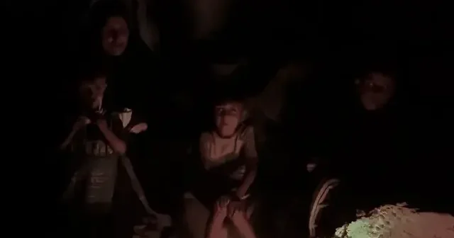 Gazze’de karanlıkta yaşam mücadelesi: Filistinli aile evinin enkazına kurduğu çadırda geceyi odun ateşi ile aydınlatıyor VİDEO İZLE