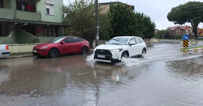 Burhaniye’de sağanak yağış sokakları göle çevirdi