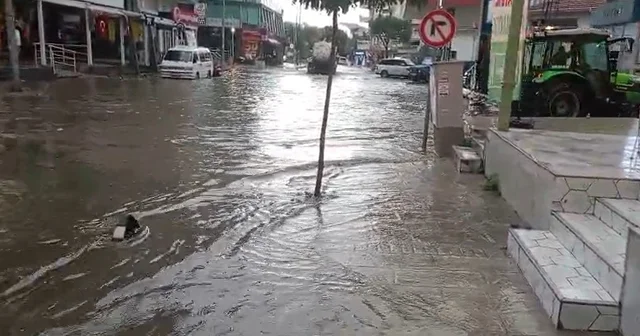 İzmir in kuzey ilçelerinde kuvvetli sağanak yağış İzmir Haberleri