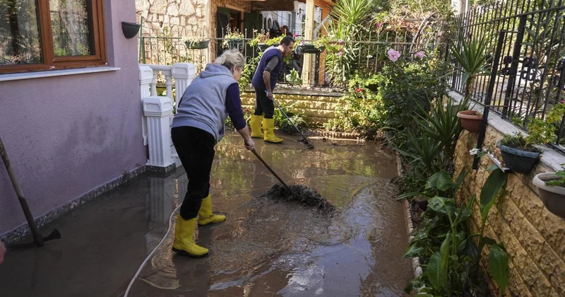 Sağanağın etkili olduğu İzmir Foça da yaşayanlar altyapıdan şikayetçi