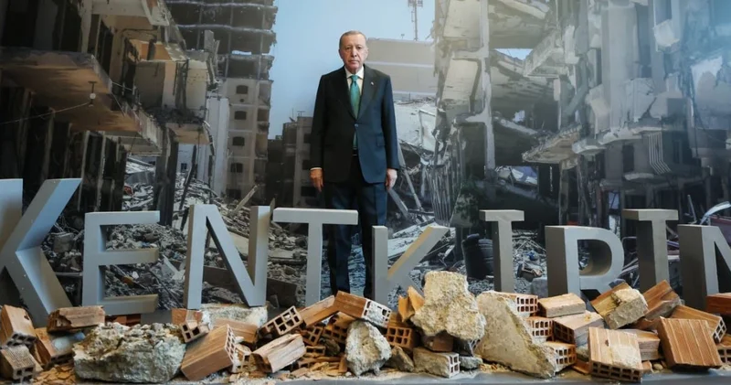 Erdoğan enkaz maketiyle poz verdi! CHP li Murat Emir: 23 yılı daha iyi özetleyen bir fotoğraf olamaz