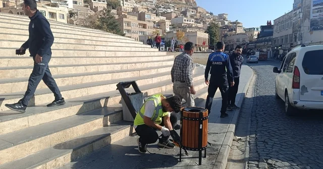 Mardin Büyükşehir Belediyesi Artuklu 1. Cadde de çöp kovalarını yeniliyor Mardin Haberleri
