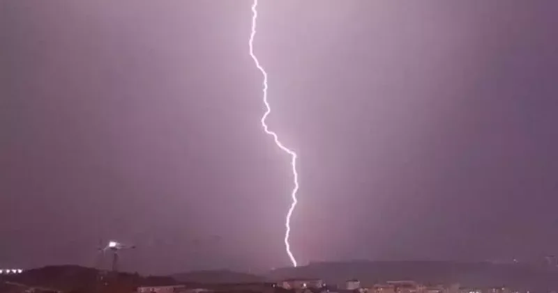 Hatay’da yıldırım düştüğü anlar, kameralara yansıdı