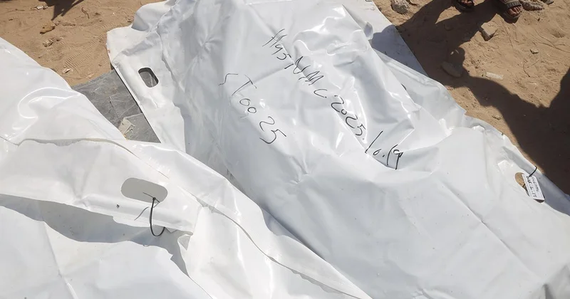 Katil İsrail saldırılarında izini kaybettiği oğlunu iki yıl sonra işkence edilerek öldürülmüş halde buldu