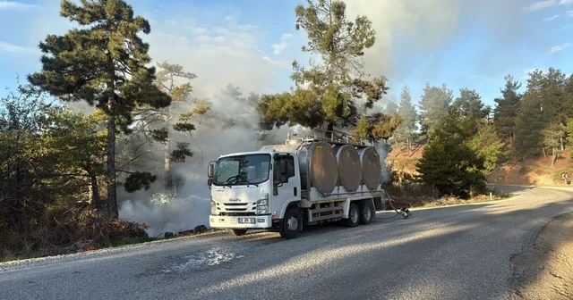 Orman yangınında alevlere sütle müdahale etti Ormanın yandığını gören sürücü, alevlere süt sıkarak yangının büyümesini önledi Denizli Haberleri