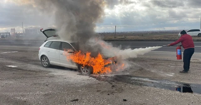 Yanan otomobiline yangın tüpüyle müdahale etti Aksaray Haberleri