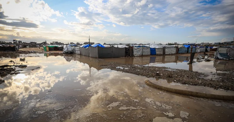 Gazze de yüzlerce çadır yoğun yağış nedeniyle su altında kaldı