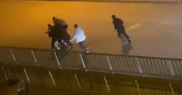 Karabük te bir genç, 4 kişi tarafından acımasızca böyle darbedildi Kurtarmaya çalıştığı gençle birlikte saldırganların hedefi oldu Karabük Haberleri