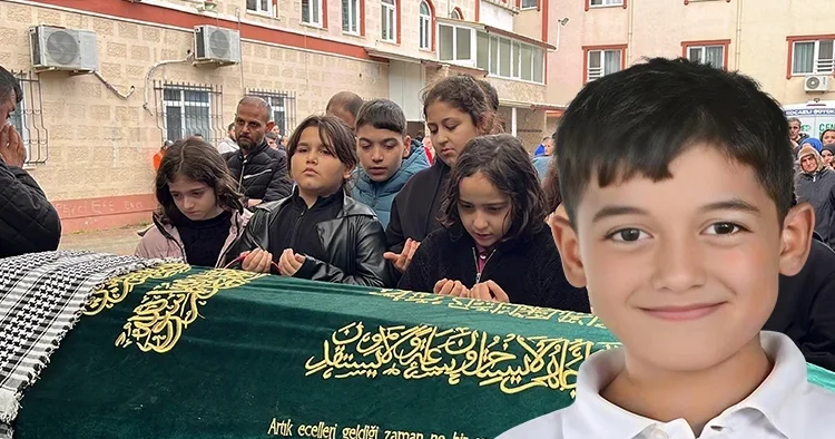 10 yaşındaki Miraç ın cenazesinde yürek yakan görüntü: Arkadaşları tabutu başında dua etti