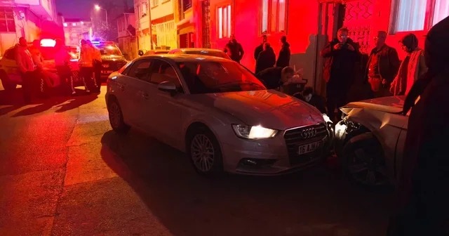 Dur ihtarına uymayan 18 yaşındaki sürücü 5 kilometrelik kovalamaca sonunda yakalandı Otomobille park halindeki araçlara çarpan şahsın motosiklet ehliyeti olduğu belirlendi Bursa Haberleri