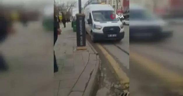 Ankara da sahipsiz sokak köpeklerini toplayan ekiplere hakaret ettiler