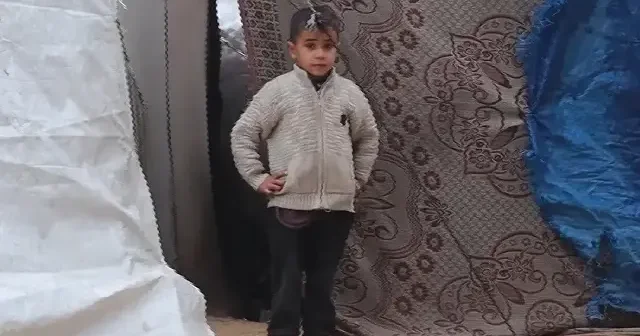 Kış şartlarında yerinden edilen Gazzelilerin çadırlarını su bastı VİDEO İZLE