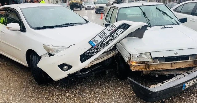 Ceylanpınar da 2 otomobil çarpıştı Şanlıurfa Haberleri