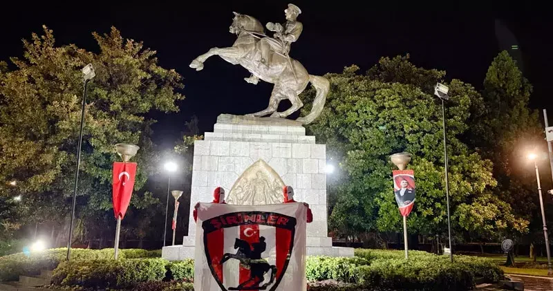 Samsunspor taraftarı, AEK maçı öncesi Atatürk Anıtı çevresinde sabaha kadar nöbet tuttu