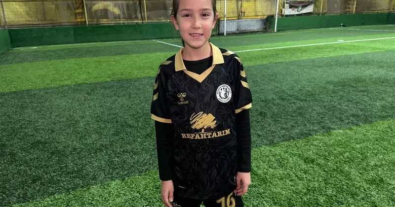 Attığı gollerle büyüleyen 9 yaşındaki Defne nin büyük hayali Galatasaray da oynamak
