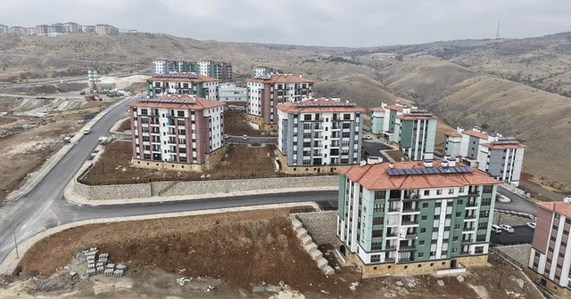 Asrın inşasında, Elazığ da 12 bin konut yapıldı Elazığ da depremin yaraları sarılıyor: Kent genelinde, 12 bin konut teslim edildi Vatandaşlar mağdur olmasın diye, çalışmalar hızla devam ediyor Elazığ Haberleri