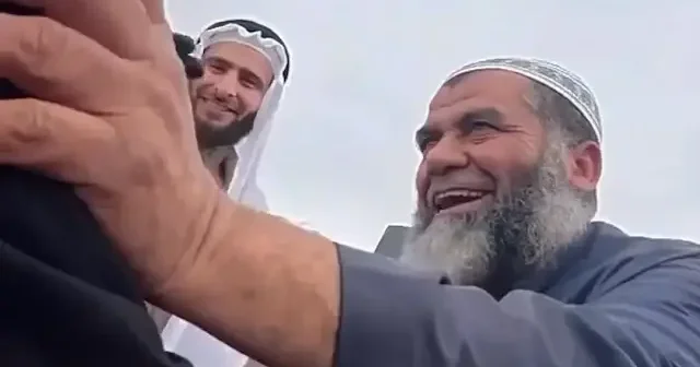 Bisikletle umre yolculuğu 30 uncu gününde: Müslümanlar otobüslerden inip yoğun ilgi gösterdi VİDEO İZLE